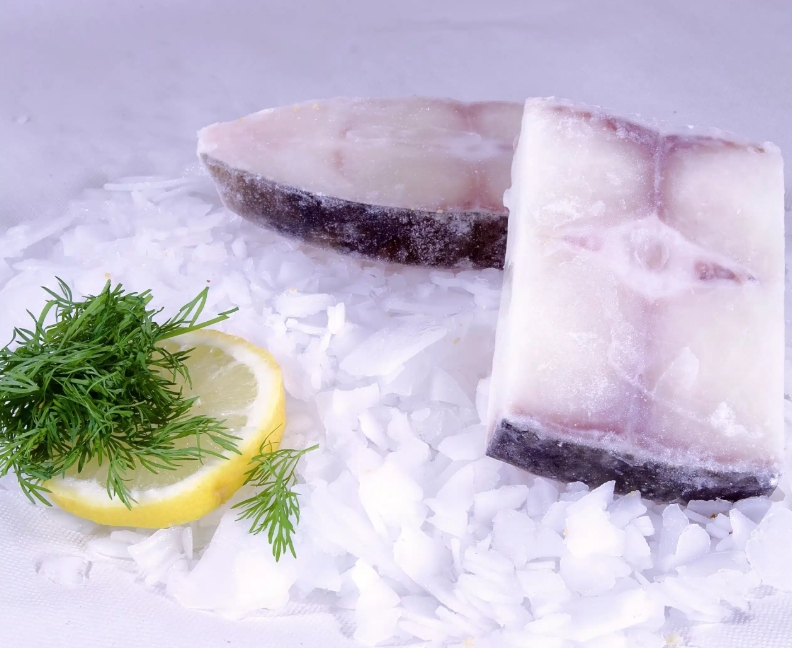 Opplev smaken av førsteklasses linefanget kveiteskiver fra Strømsholm Fiskeindustri AS. Disse skivene, med en tykkelse på ca. 1 cm, er kjent for sin fine farge og konsistens grunnet minimal blodinnhold i fiskekjøttet. Perfekt på grillen!